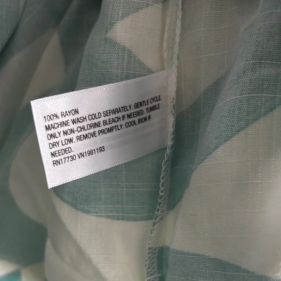 Women’s Resort Button Down Shirt Tidal Pattern - Picture 3 of 7